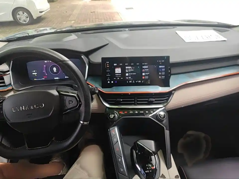 Lynk & Co 06