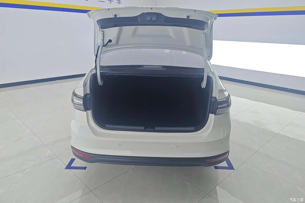 Volkswagen Lavida, 2025 4