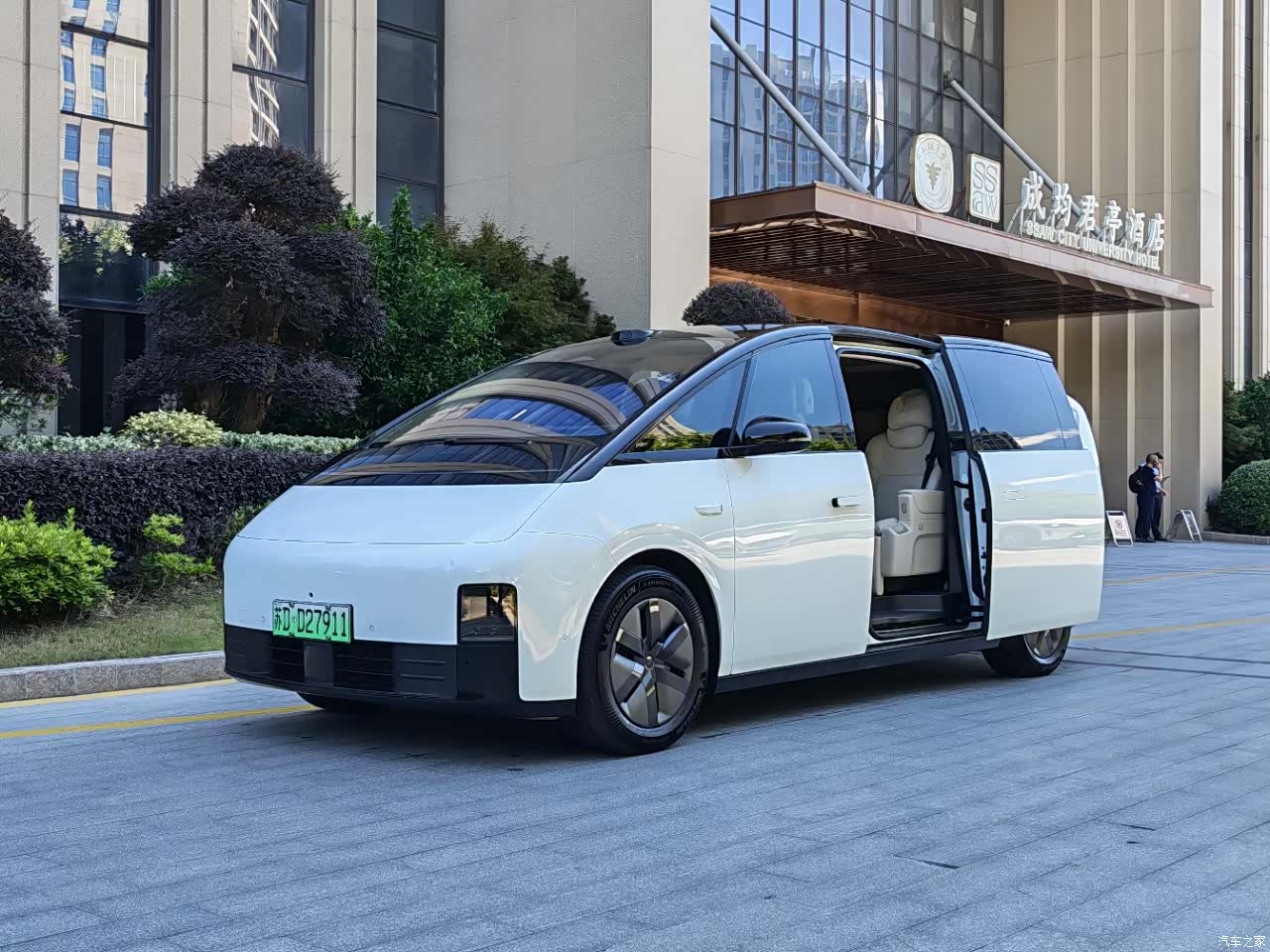 Li Auto MEGA, 2025 1
