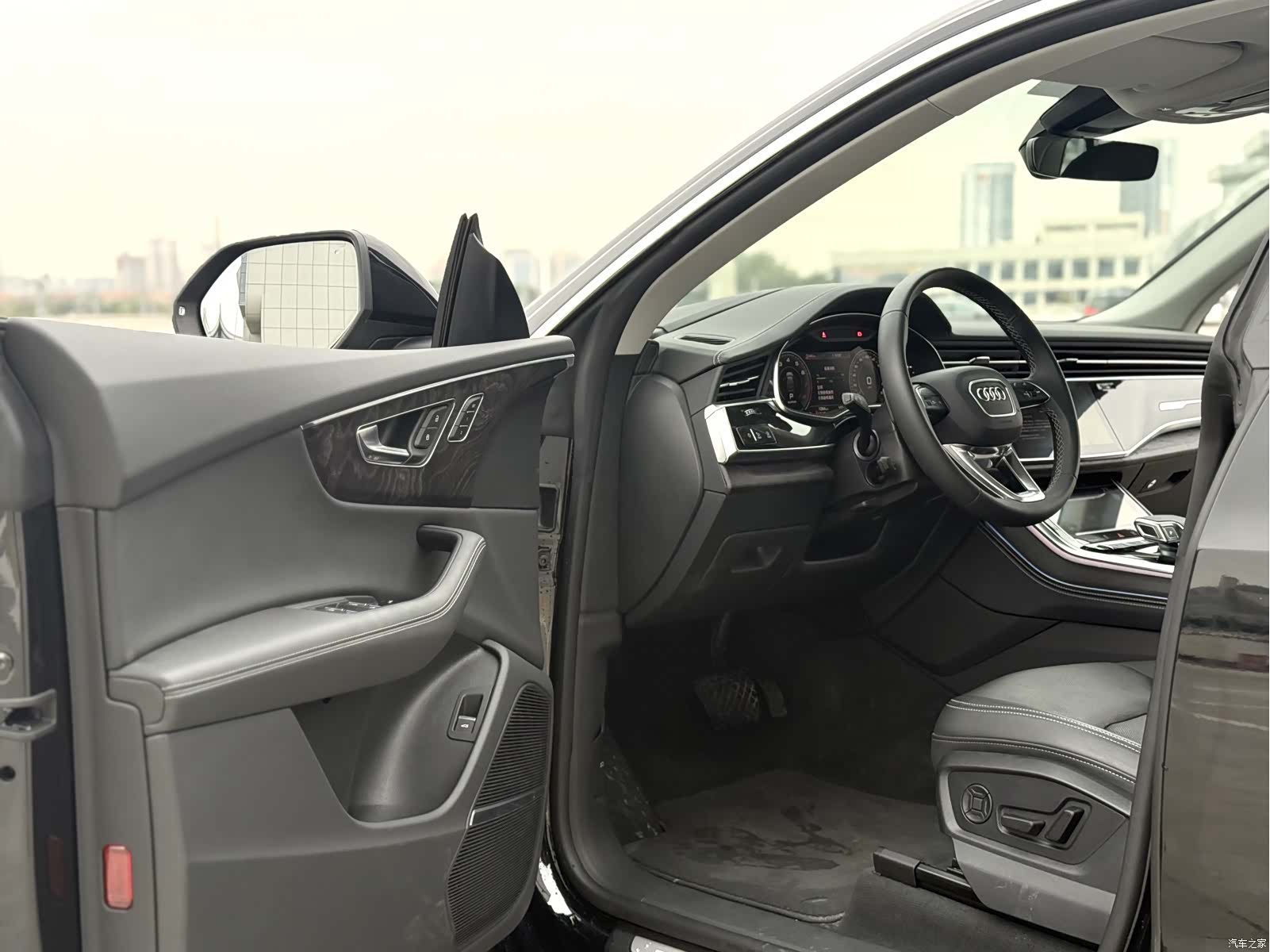 Audi Q8, 2025 4