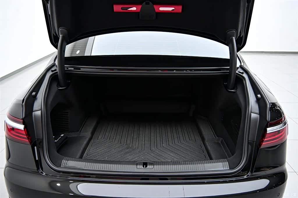 Audi A8L, 2023 35