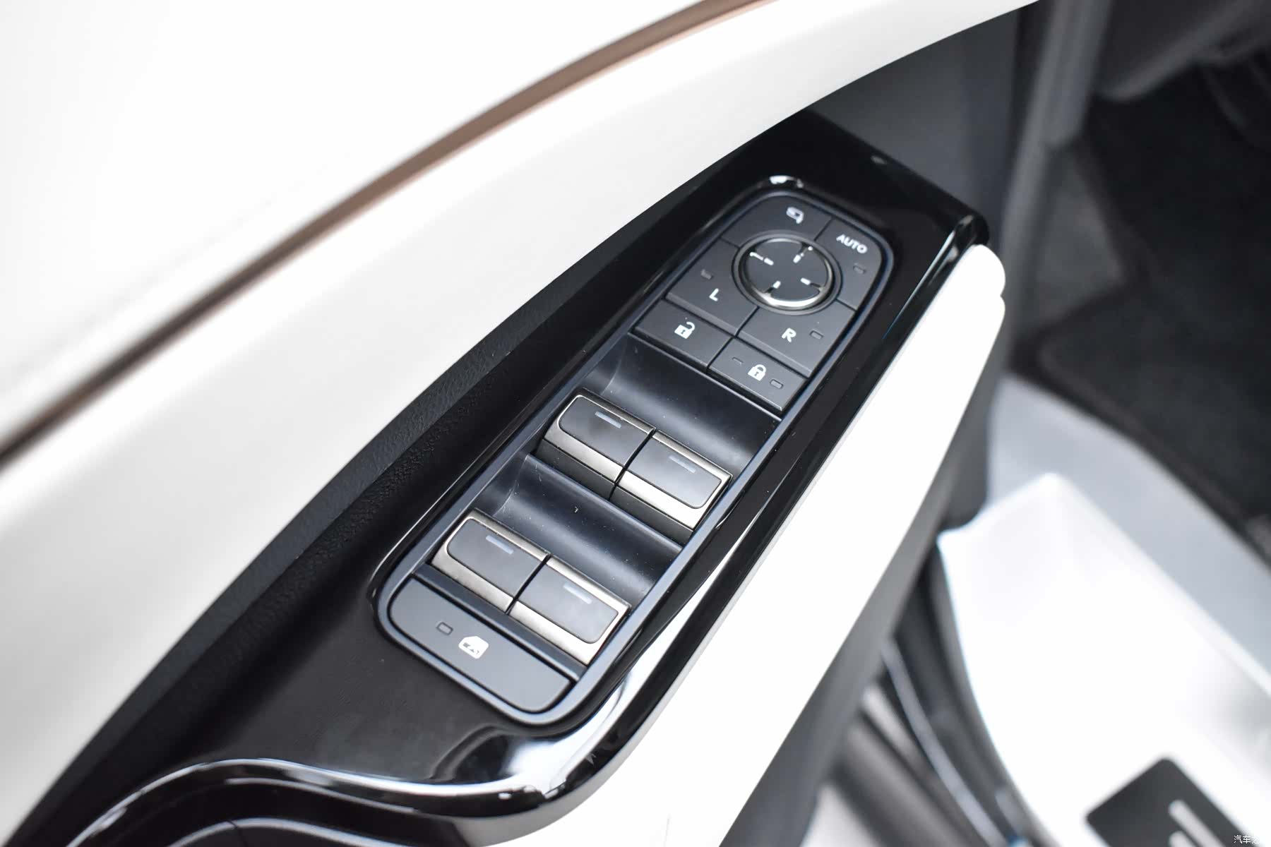 Lexus LM, 2023 16