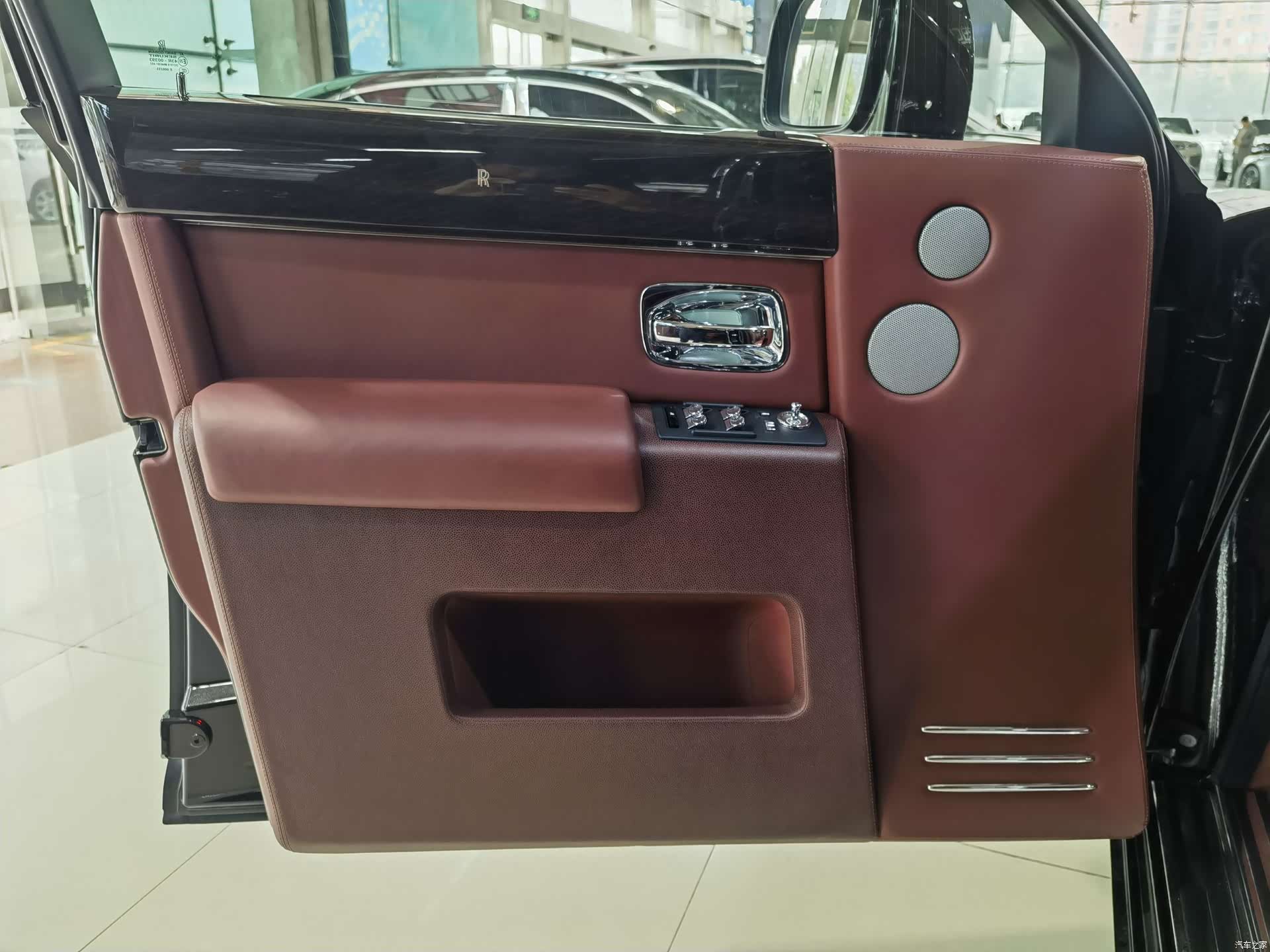 Rolls-Royce Phantom, 2016 3