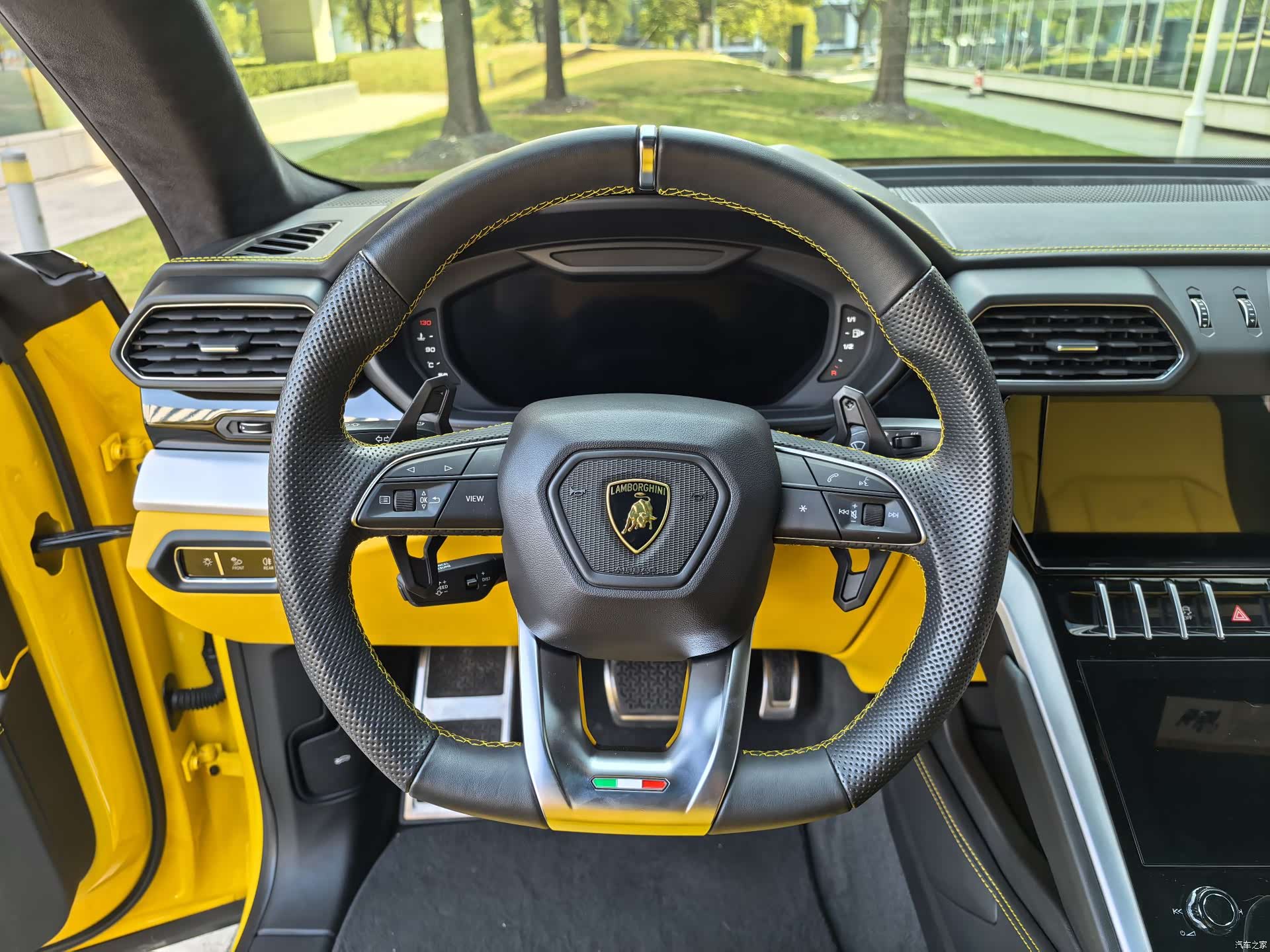 Lamborghini Urus, 2023 14