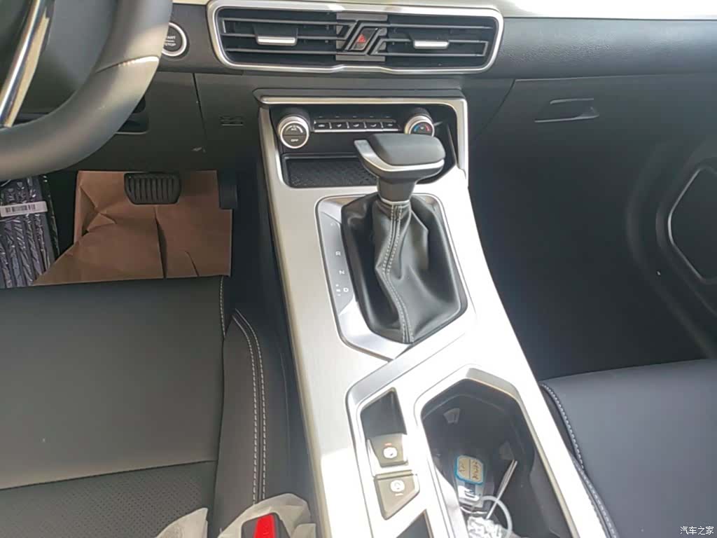 Geely Coolray, 2026 14