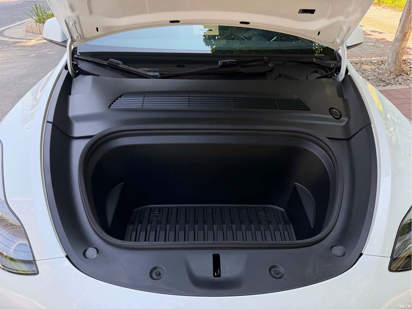Tesla Model Y, 2023 17