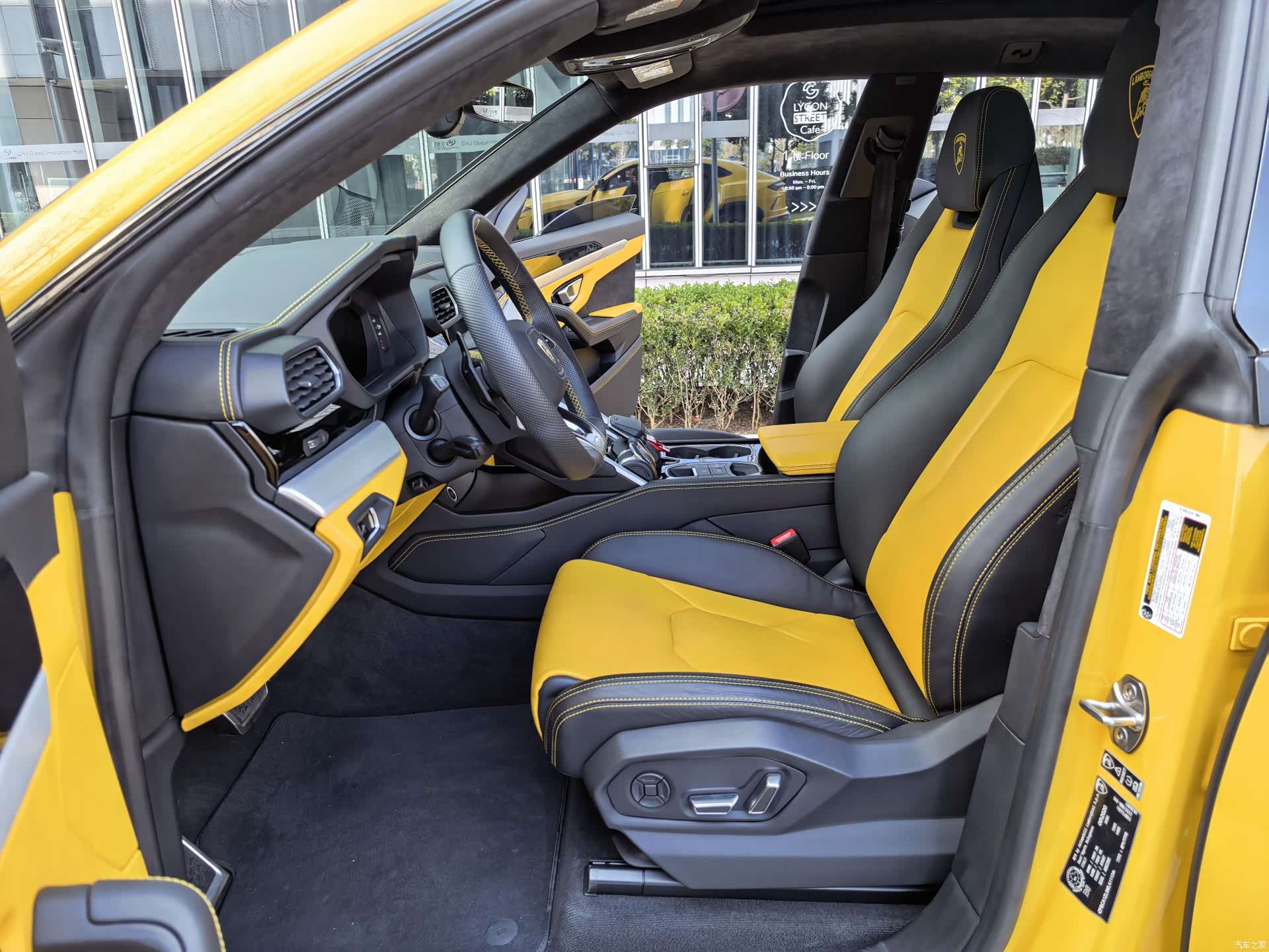 Lamborghini Urus, 2023 12