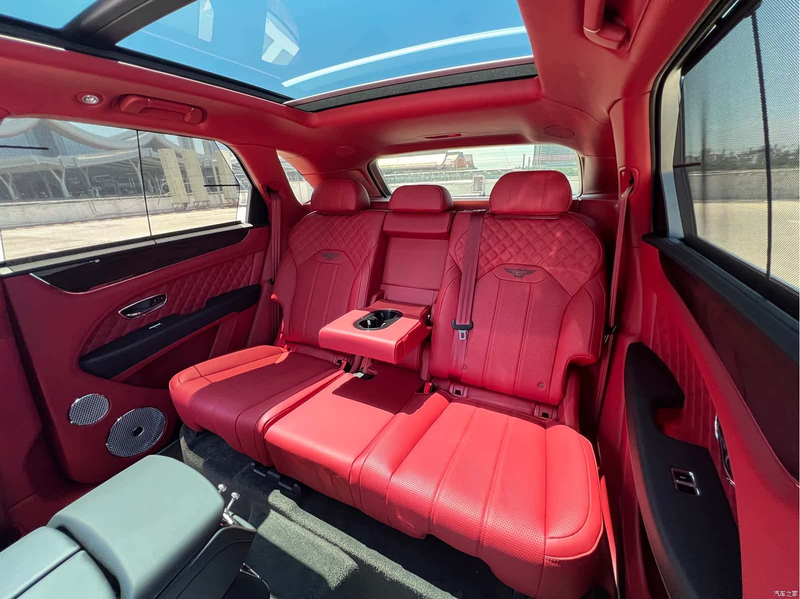 Bentley Bentayga, 2023 12
