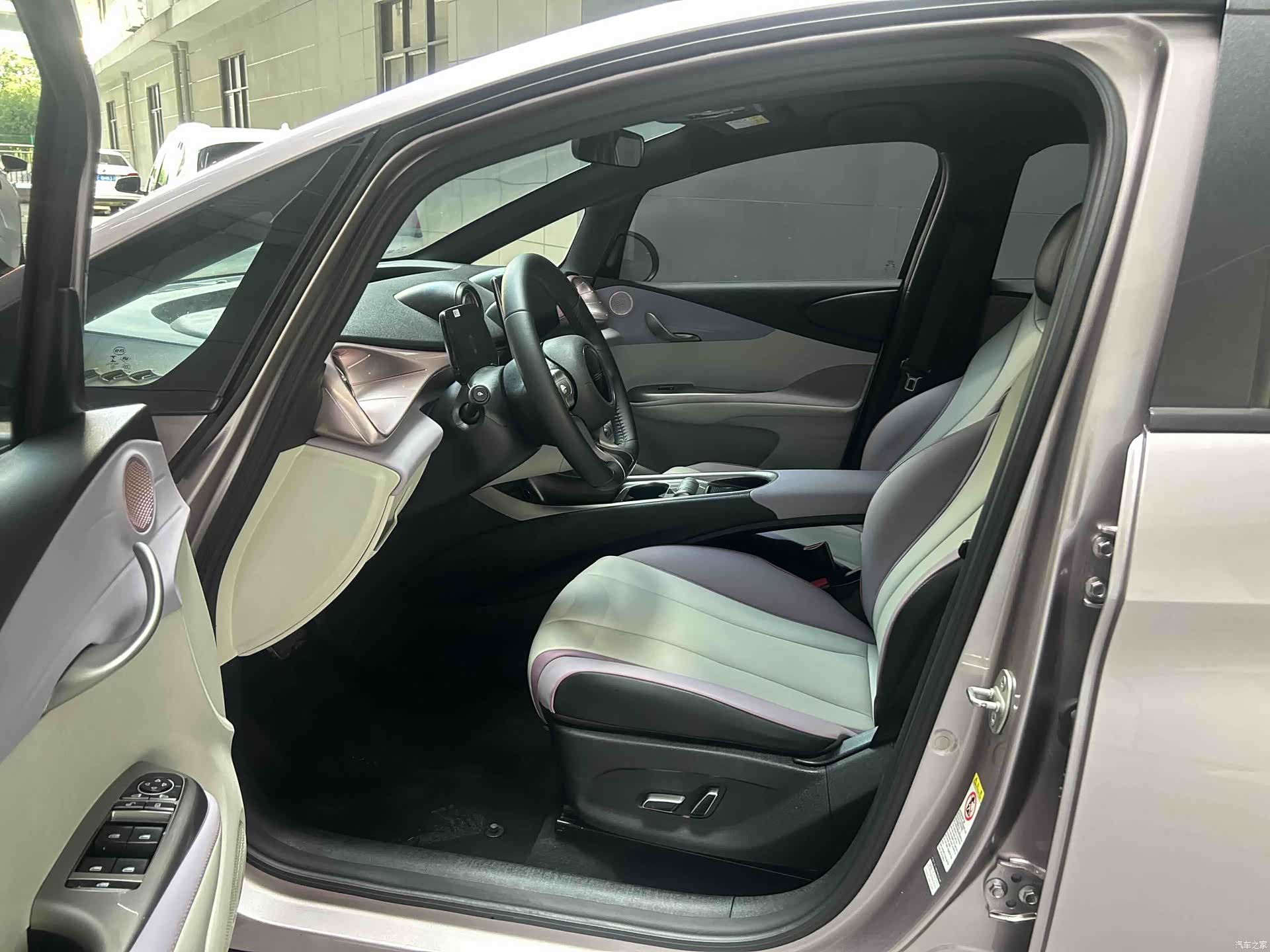 BYD Dolphin, 2022 10