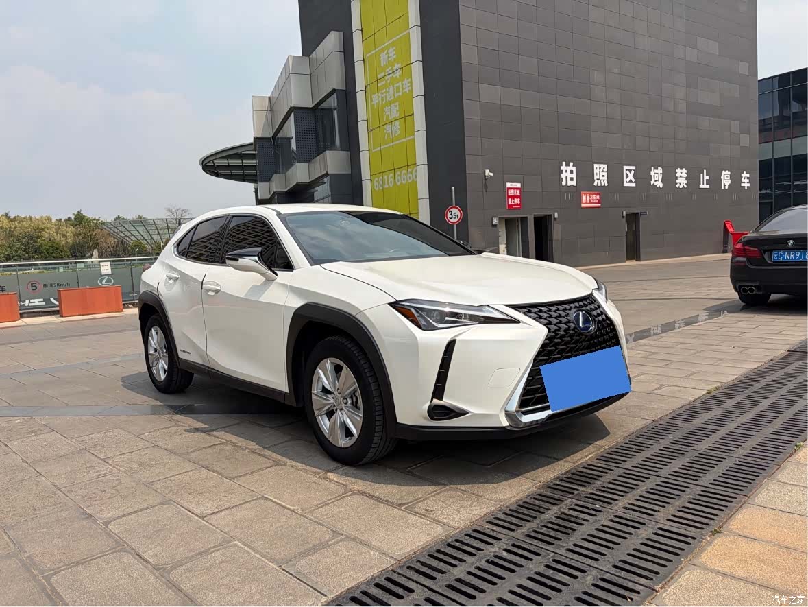 Lexus UX, 2022 4