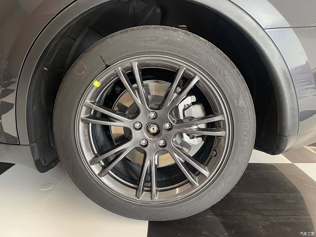 Tesla Model Y, 2025 10