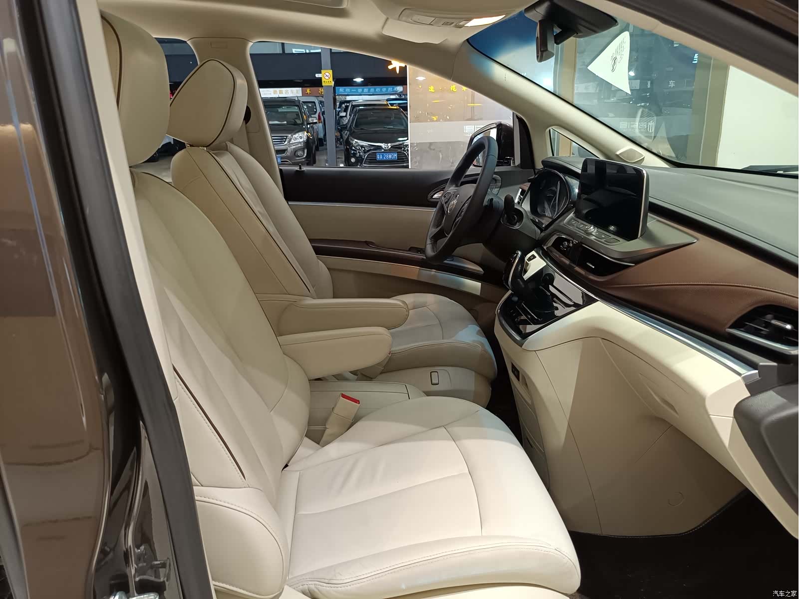 Buick GL8, 2020 9