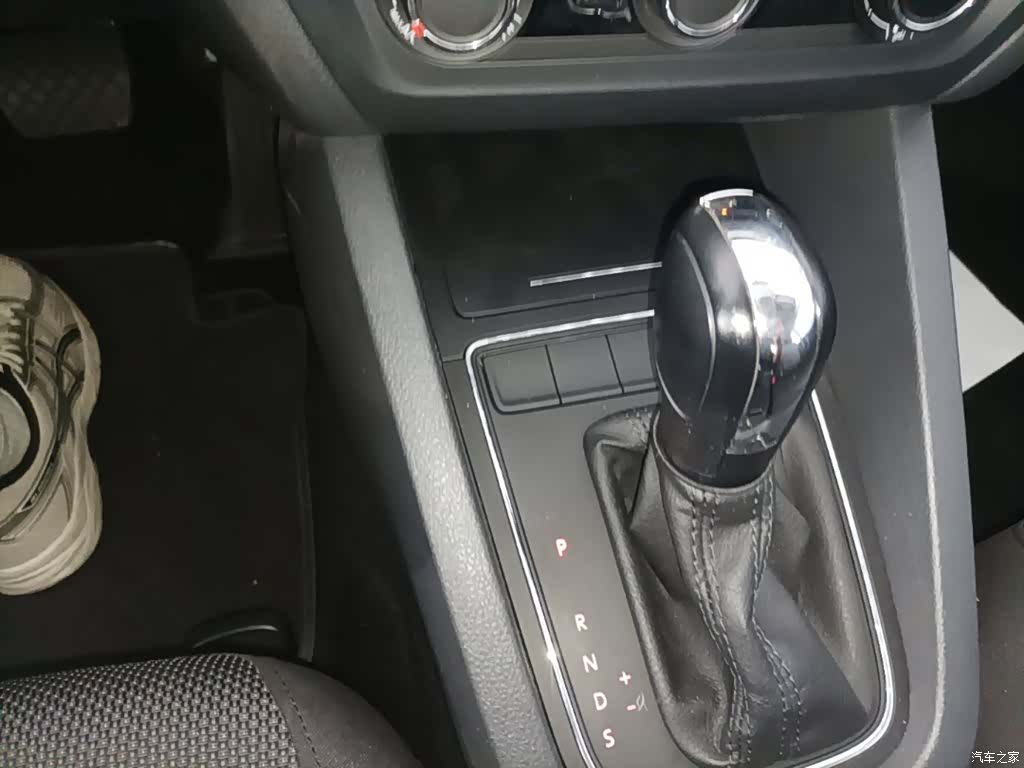 Volkswagen Sagitar, 2016 14