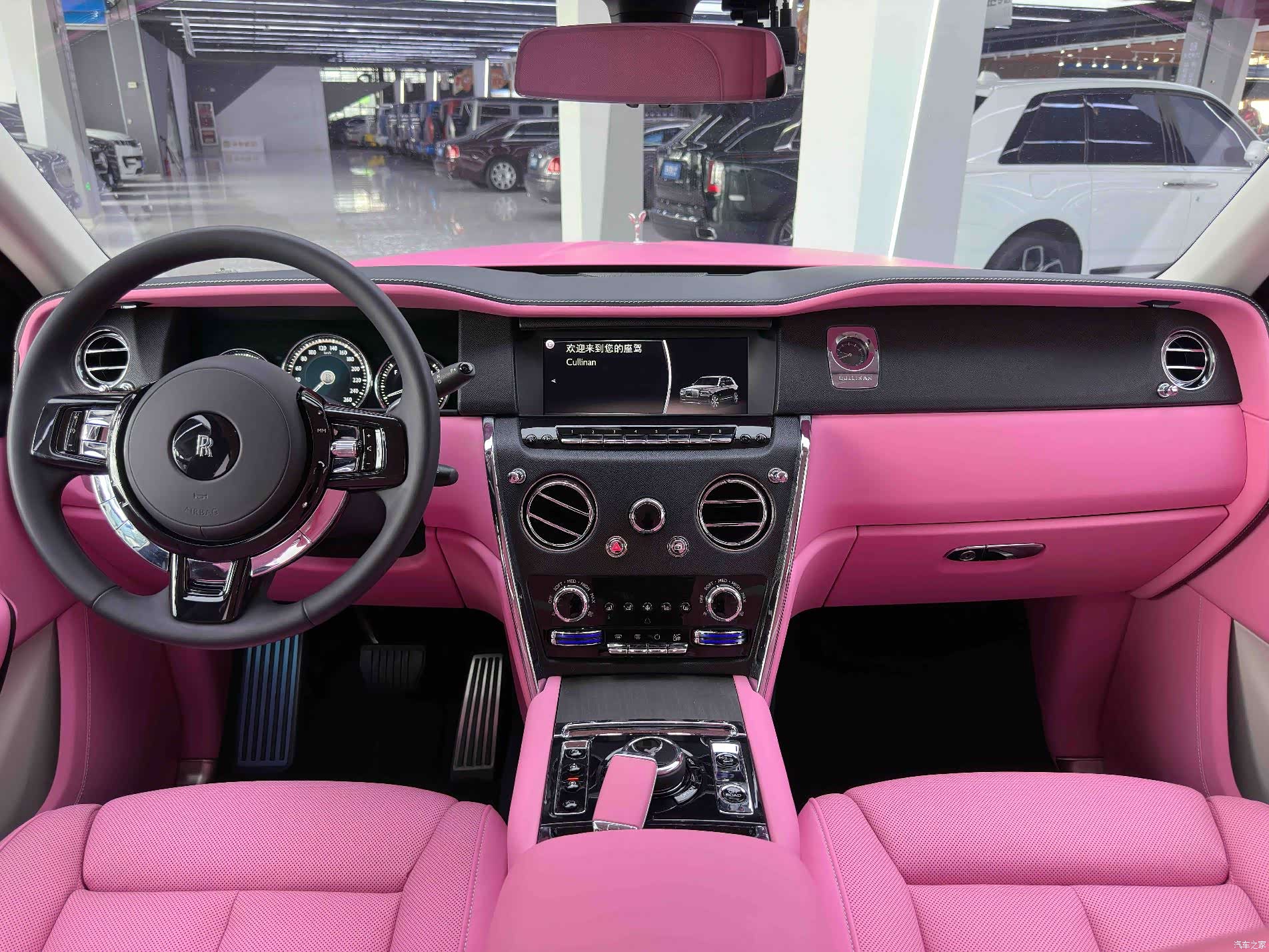 Rolls-Royce Cullinan, 2023 26