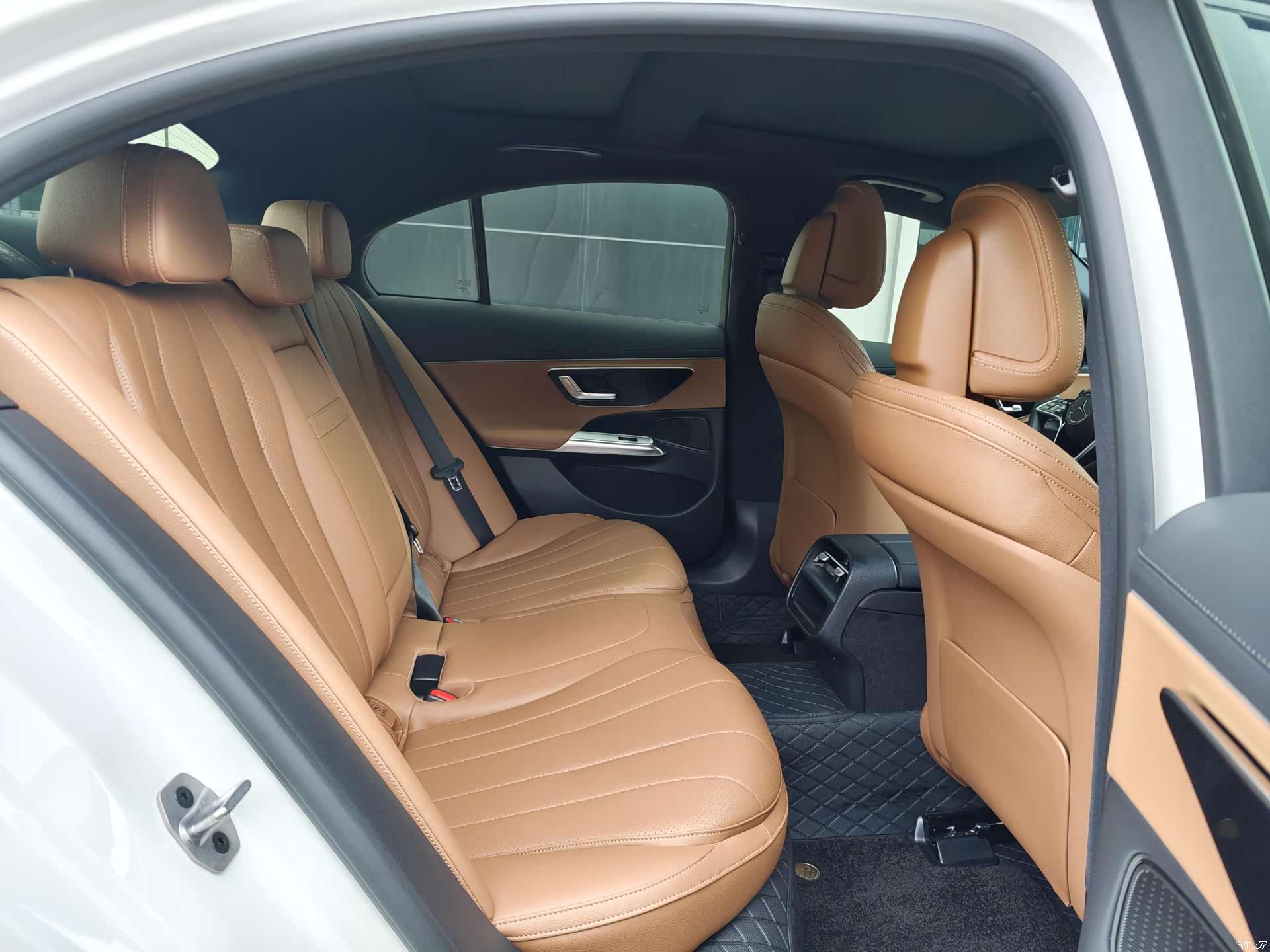 Mercedes-Benz E-Class, 2025 28