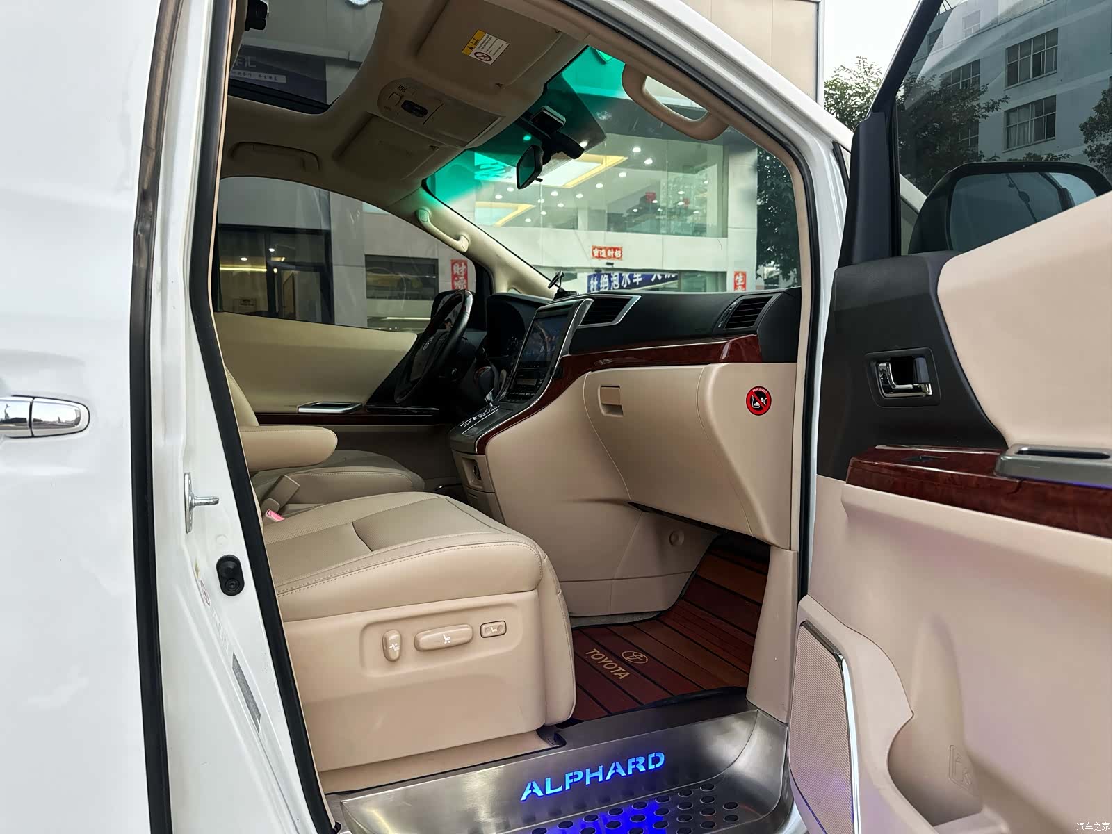 Toyota Alphard, 2011 9