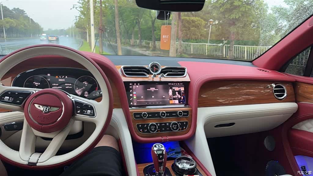 Bentley Bentayga, 2022 4
