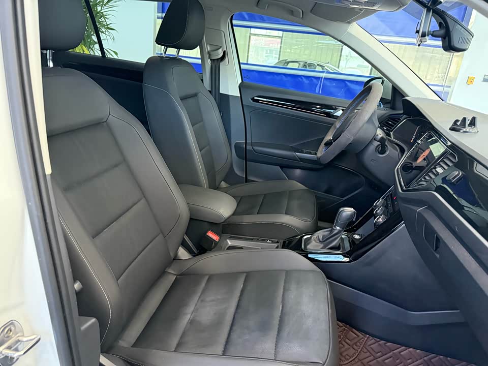 Volkswagen T-ROC exploring Songs