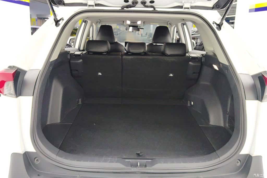 Toyota RAV4, 2025 4