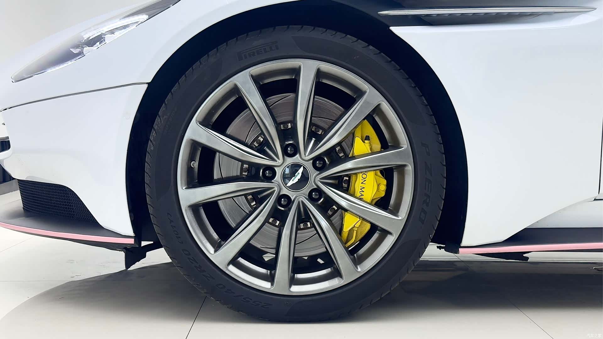 Aston Martin DB11, 2020 16