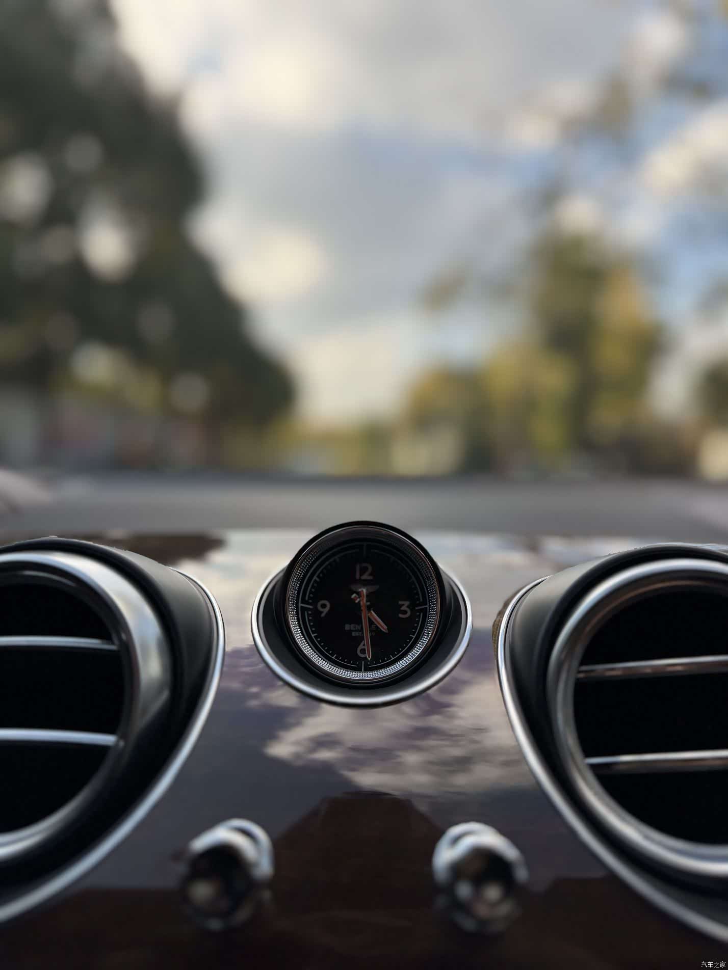 Bentley Bentayga, 2016 12