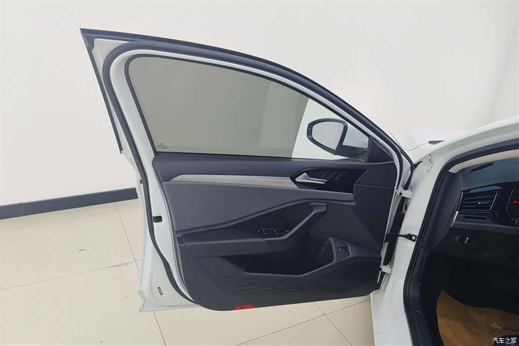 Volkswagen Sagitar, 2020 7