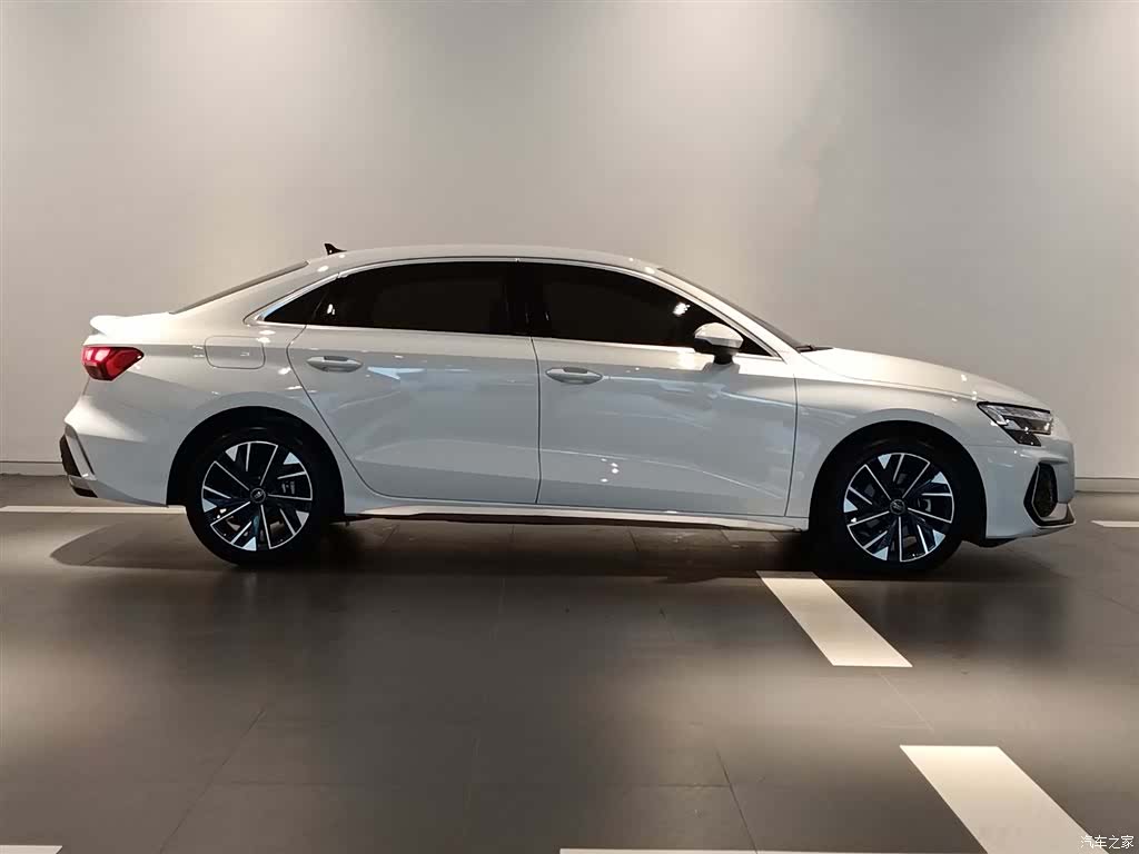 Audi Flying Spur, 2025 3