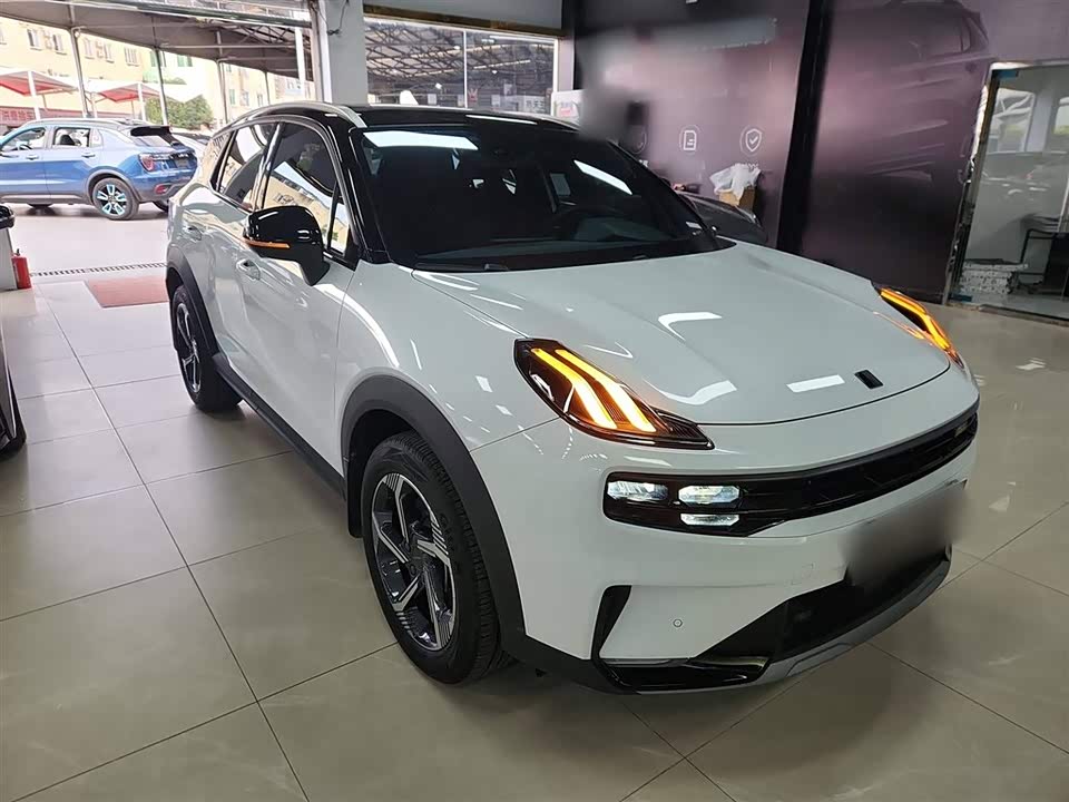 Lynk & Co 06