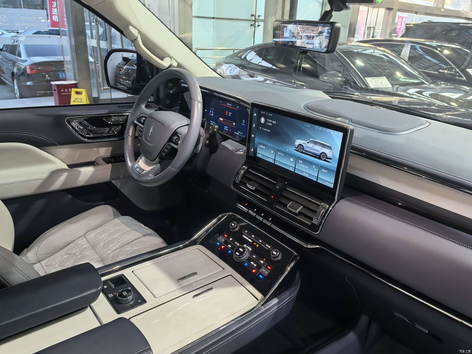 Lincoln Navigator, 2023 12