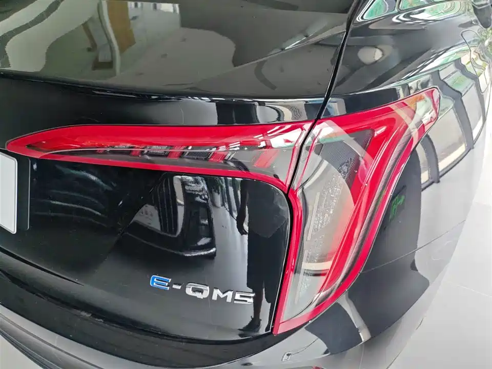 Hongqi E-QM5