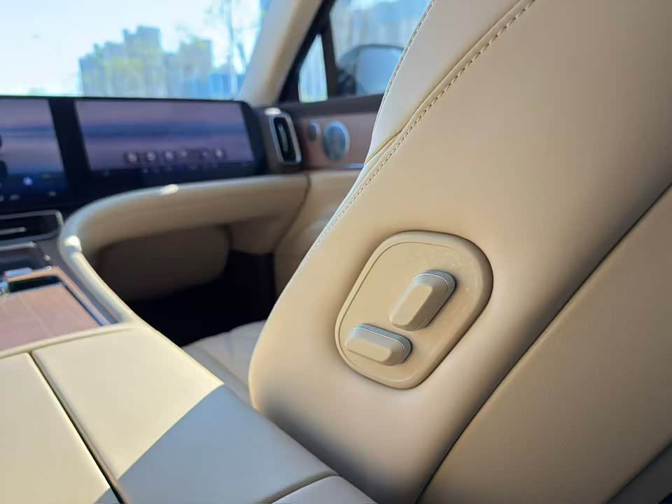 AITO Ask the world M9