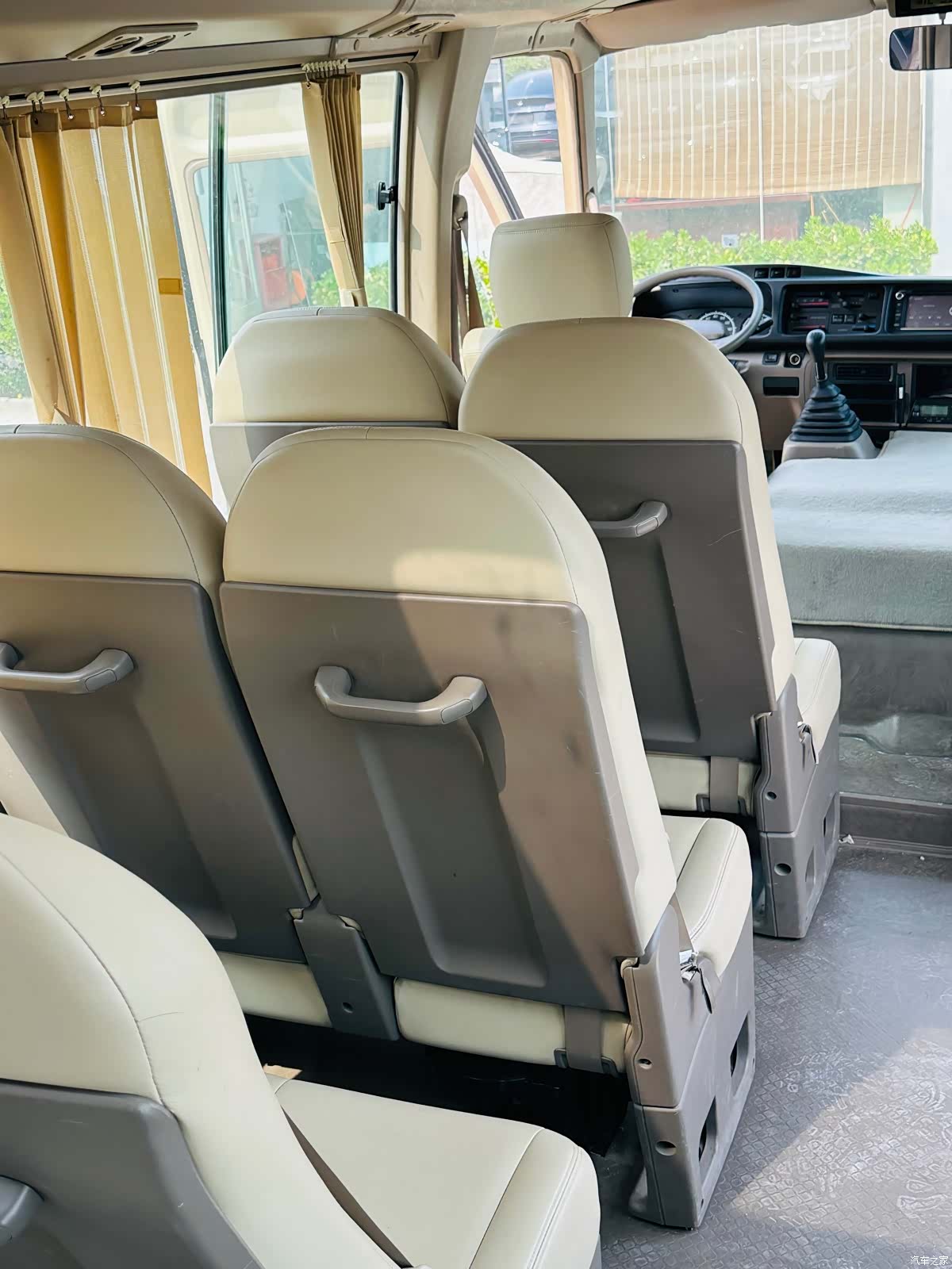 Toyota Coaster, 2016 16