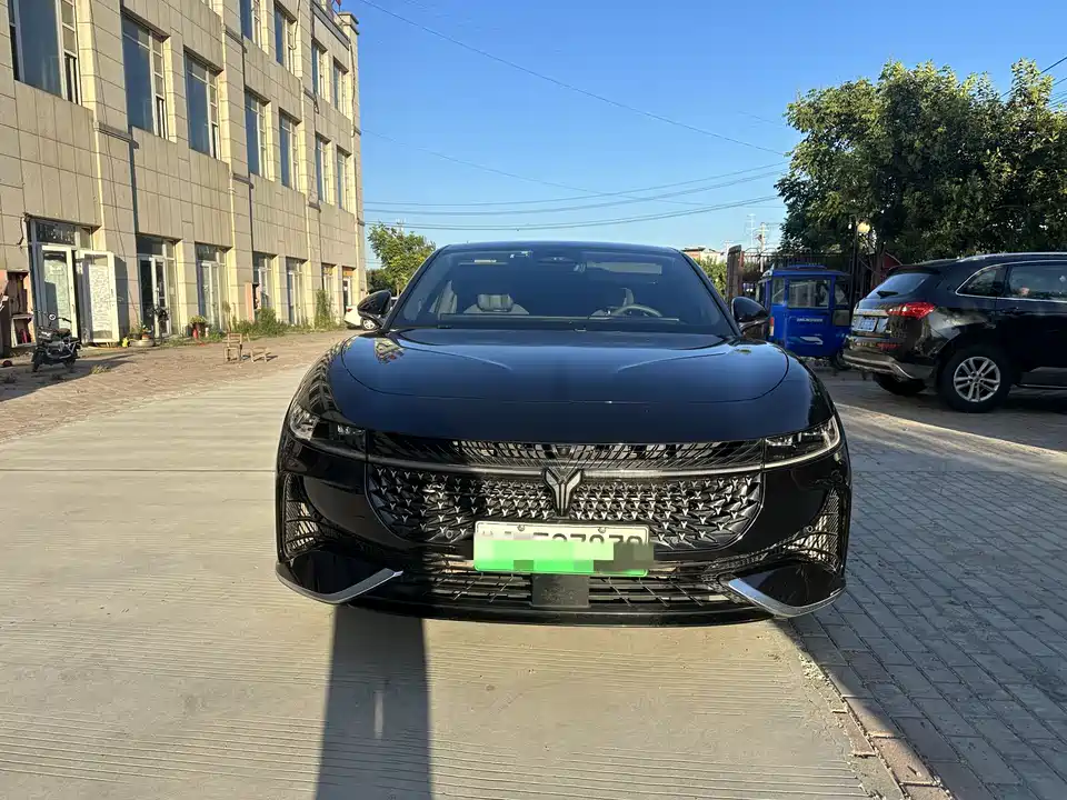 VOYAH Lantu chasing light