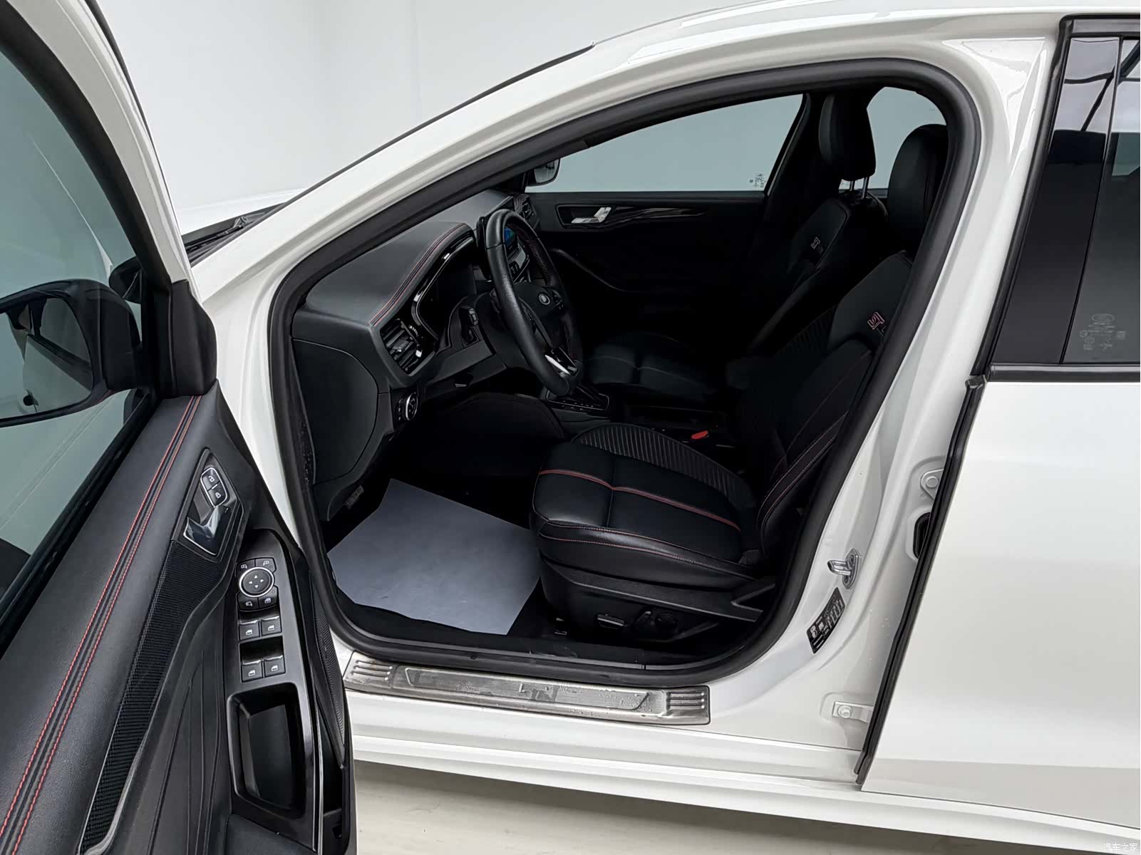 Ford Focus, 2023 12