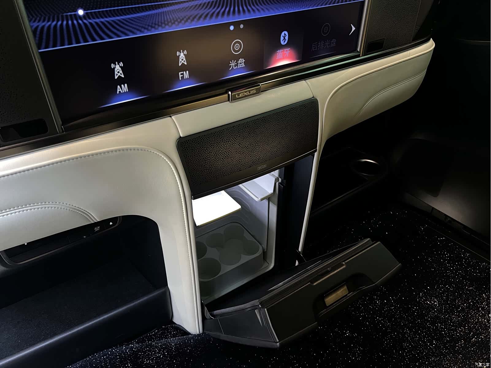 Lexus LM, 2022 16