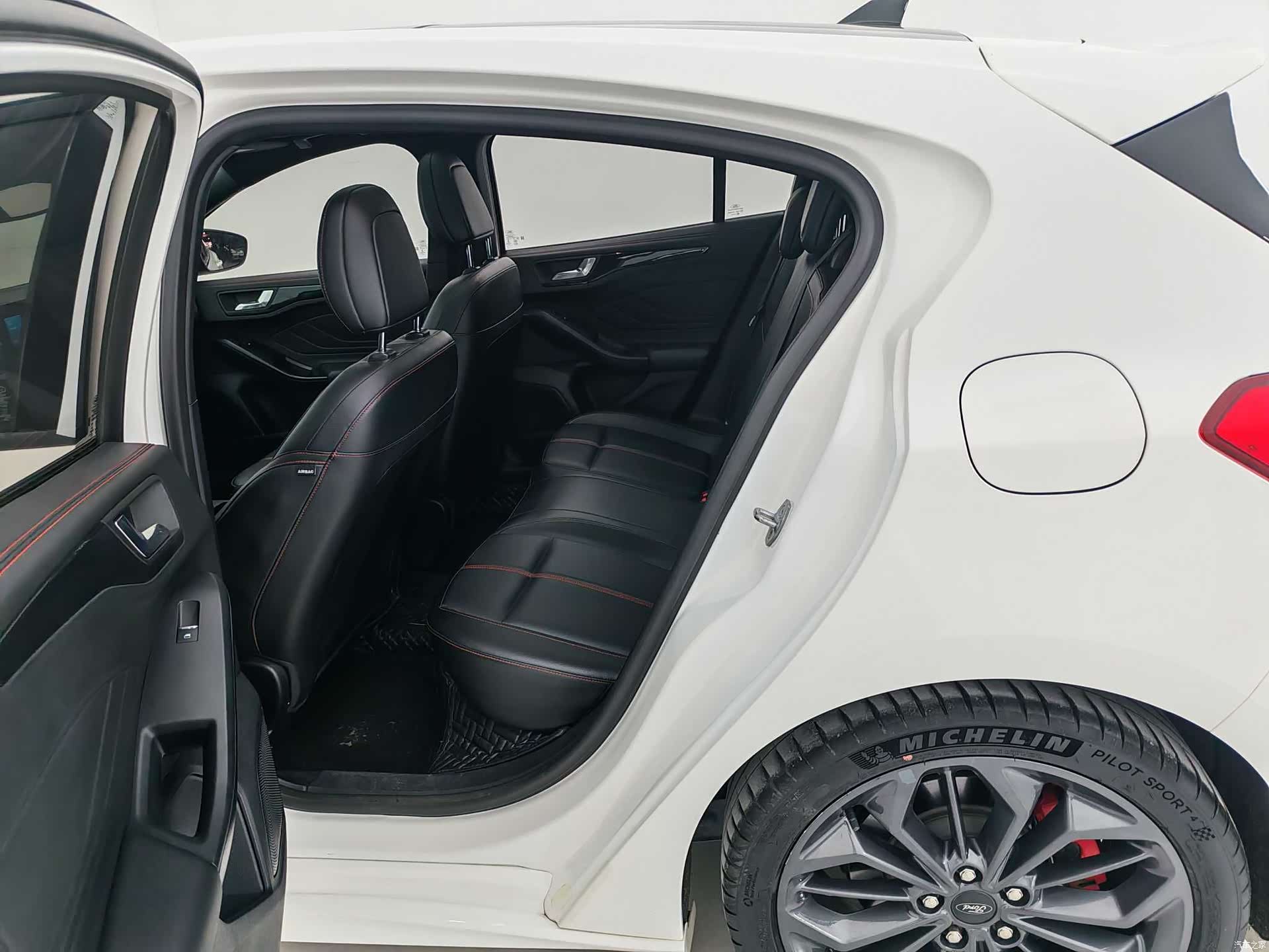 Ford Focus, 2022 13