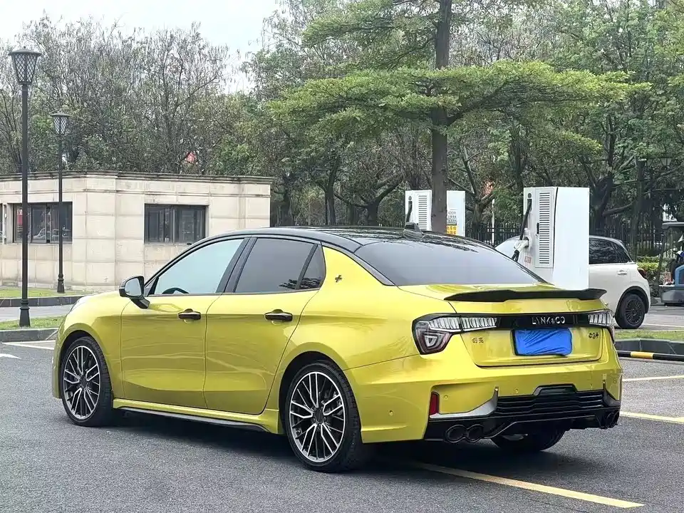Lynk & Co 03