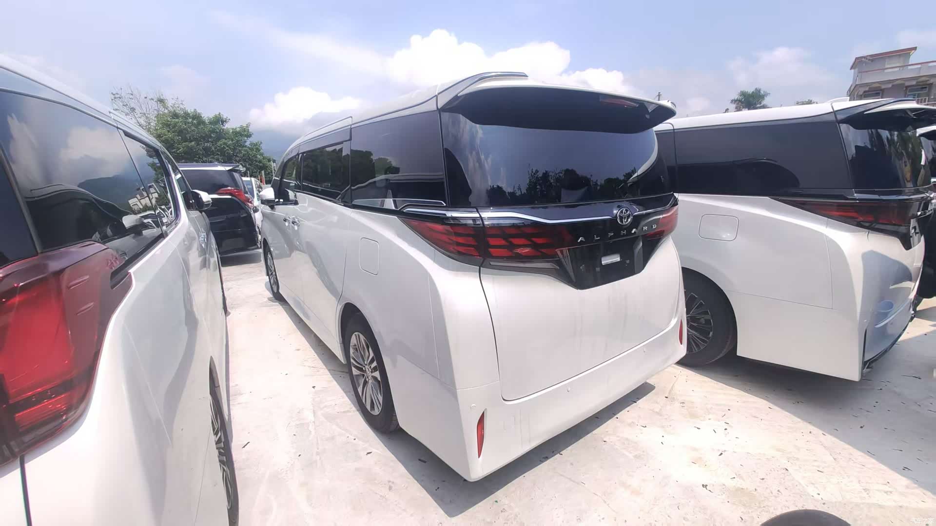 Toyota Alphard, 2024 4