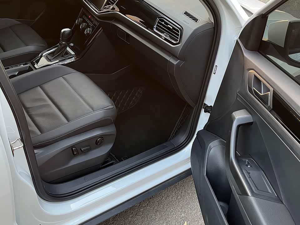 Volkswagen T-ROC exploring Songs