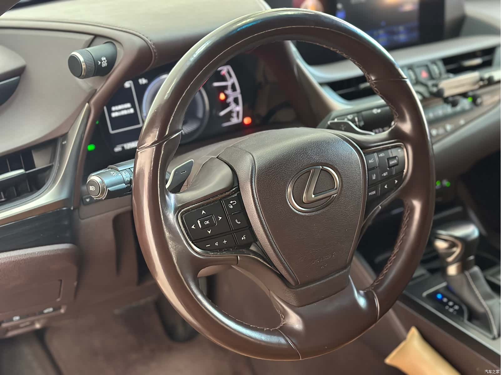 Lexus ES, 2021 все фото