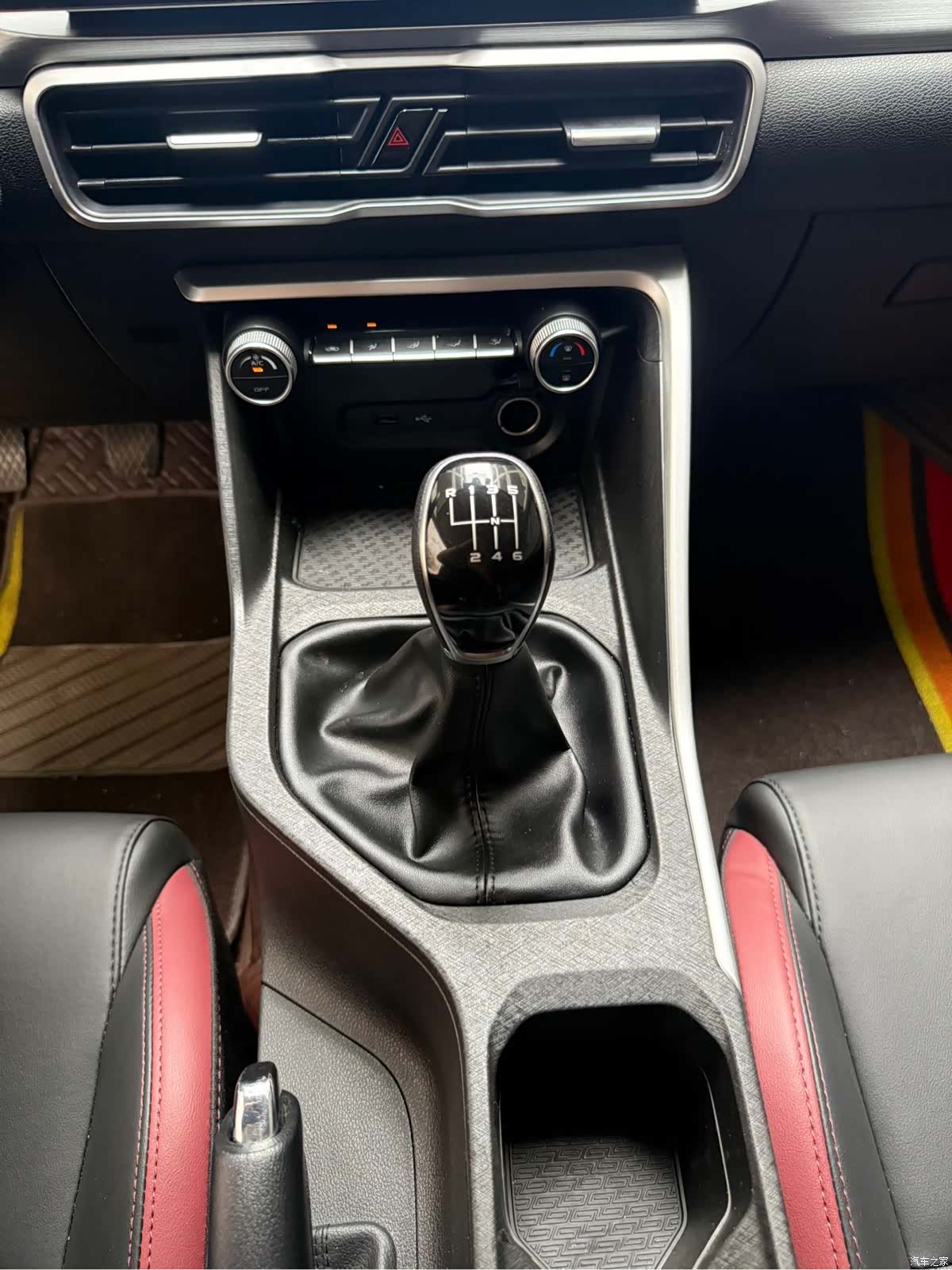 Geely Coolray, 2022 15