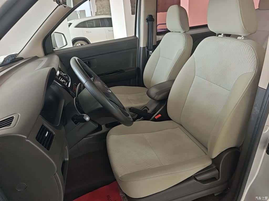 Wuling V, 2018 15