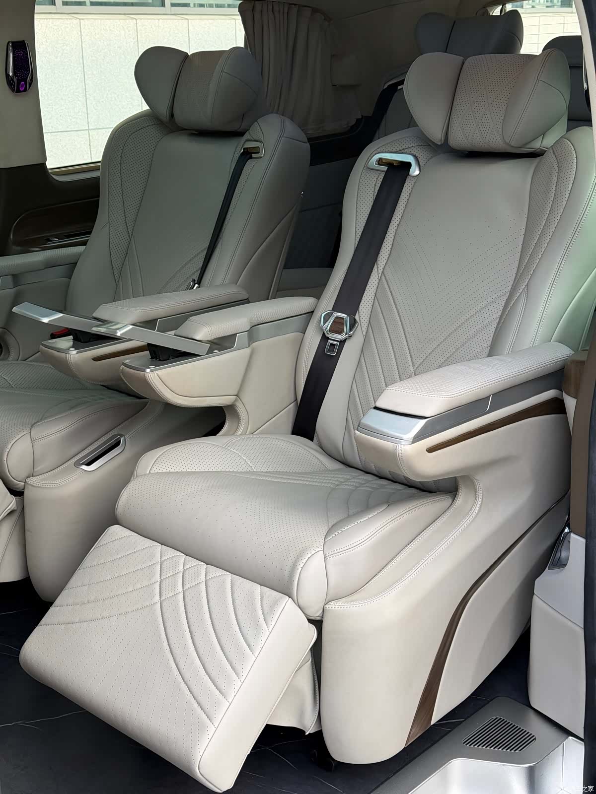 Mercedes-Benz 7, 2022 9