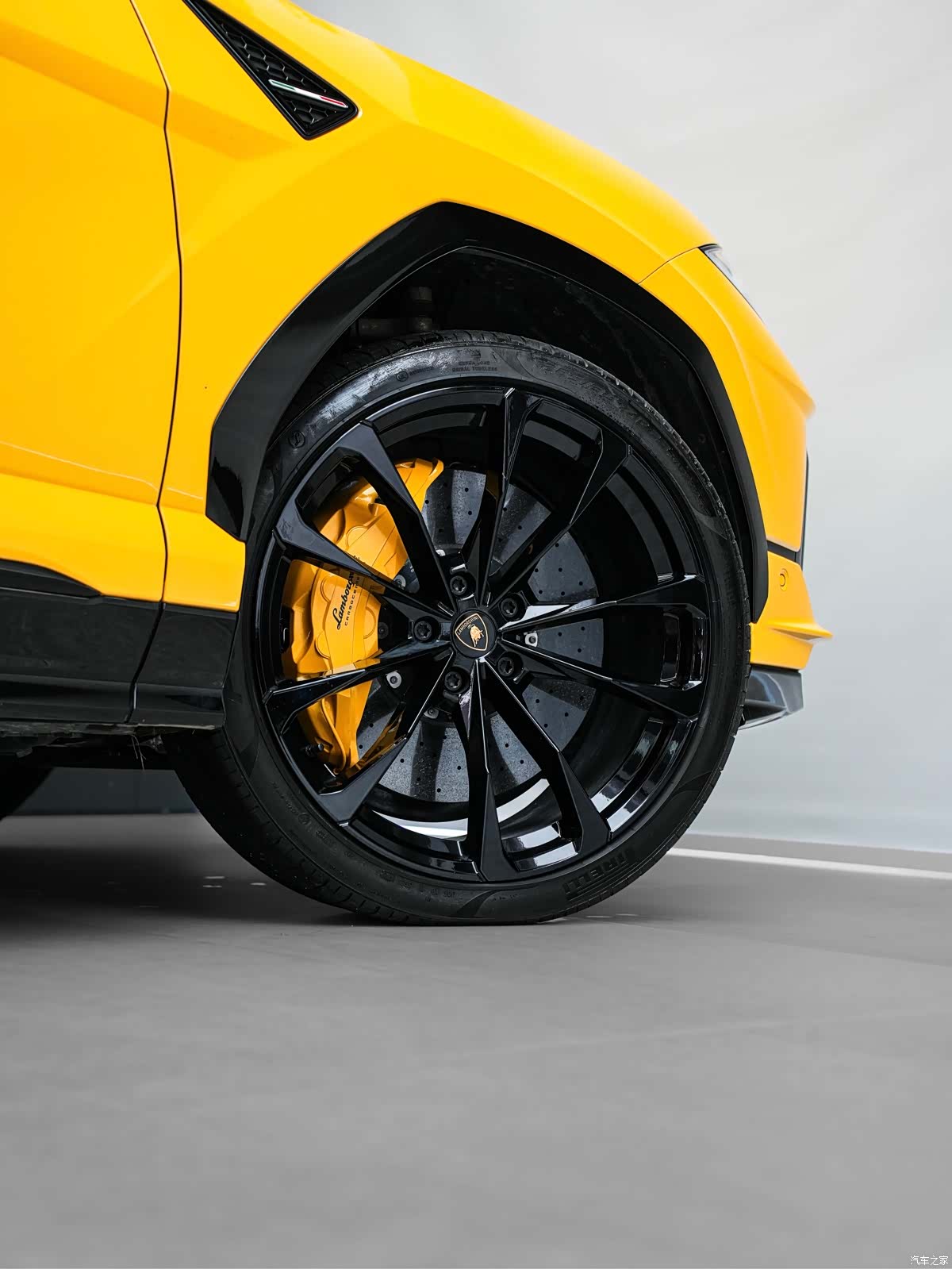 Lamborghini Urus, 2023 4