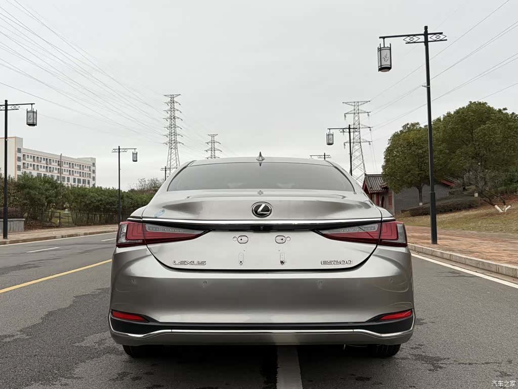 Lexus ES, 2019 все фото