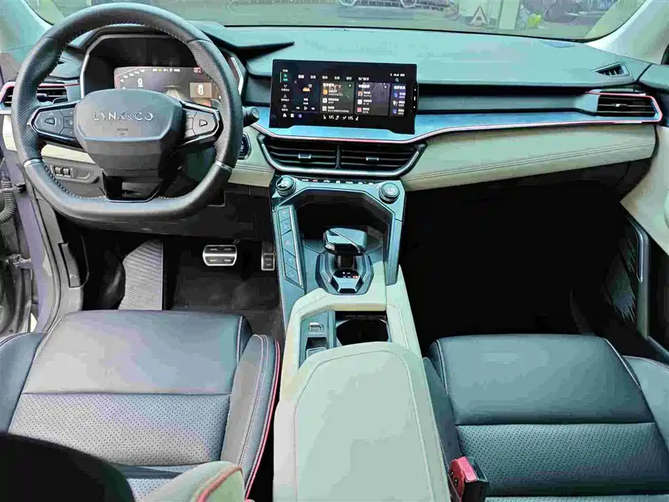 Lynk & Co 06