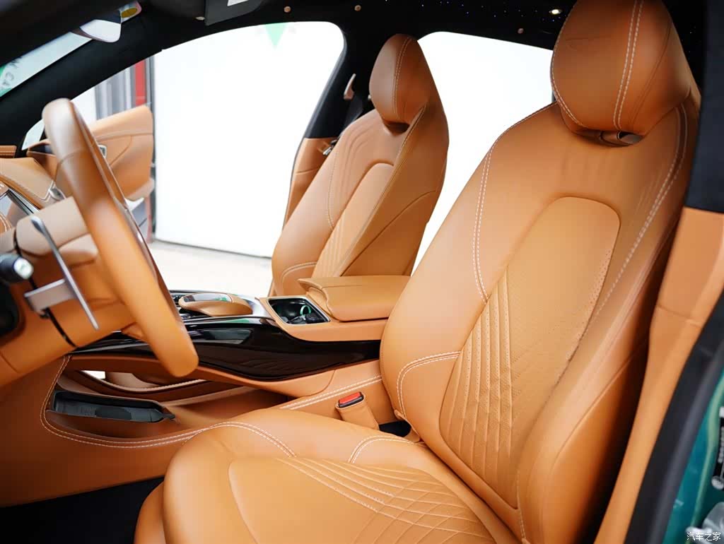 Aston Martin DBX, 2023 28