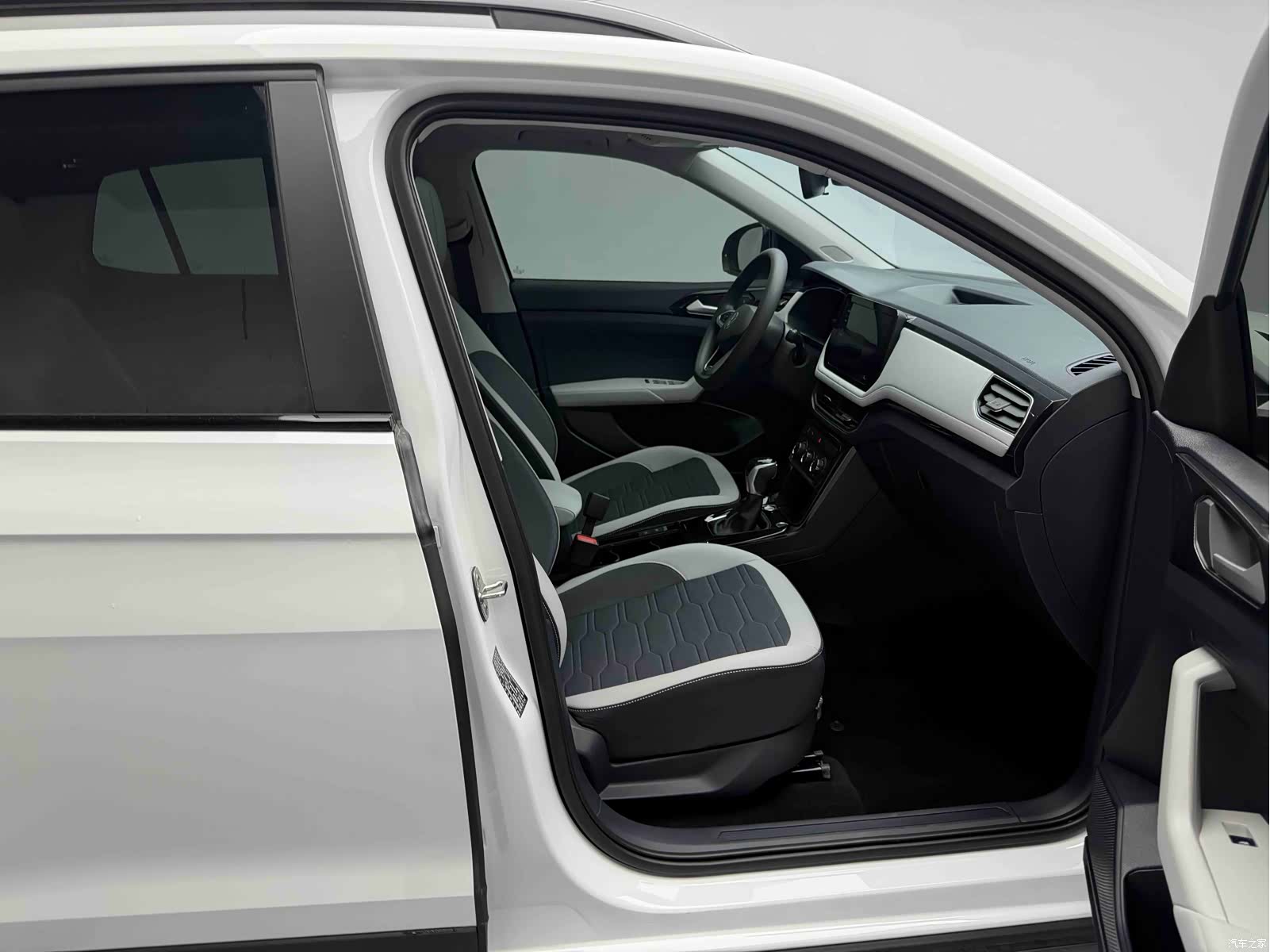 Volkswagen Tharu, 2025 24