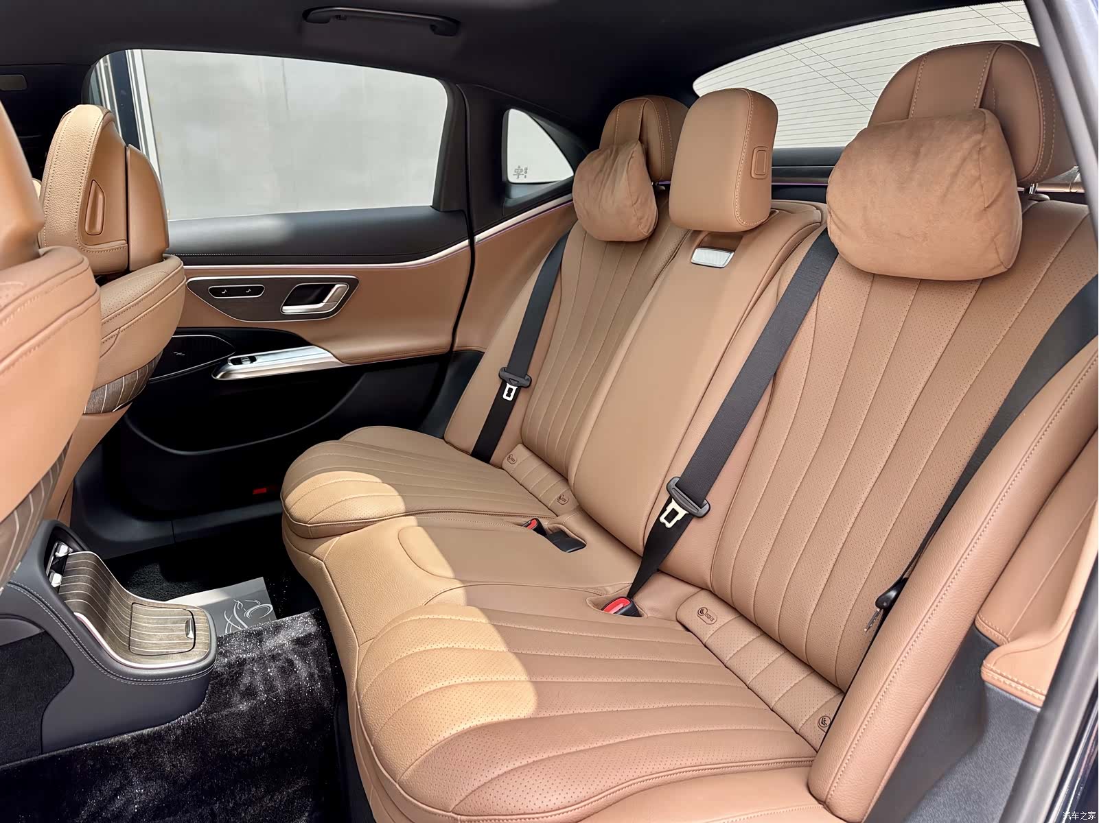 Mercedes-Benz E-Class, 2024 11