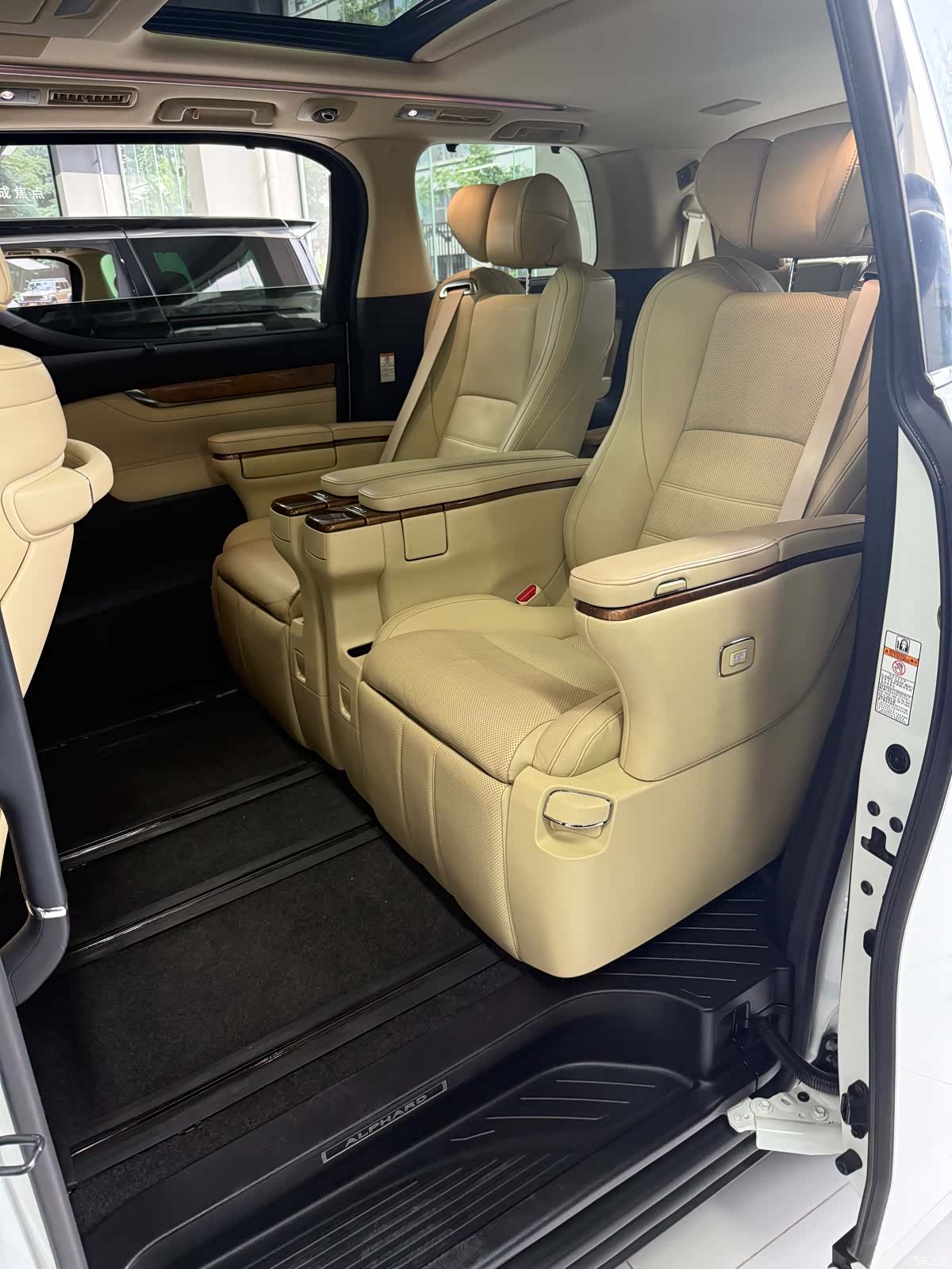 Toyota Alphard, 2017 3